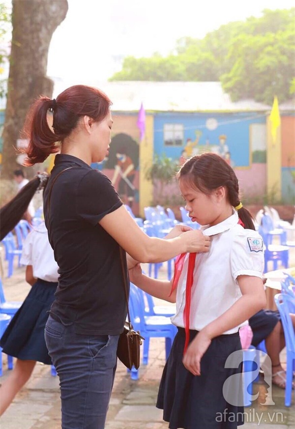 Vợ Trần Lập đưa con đi khai giảng