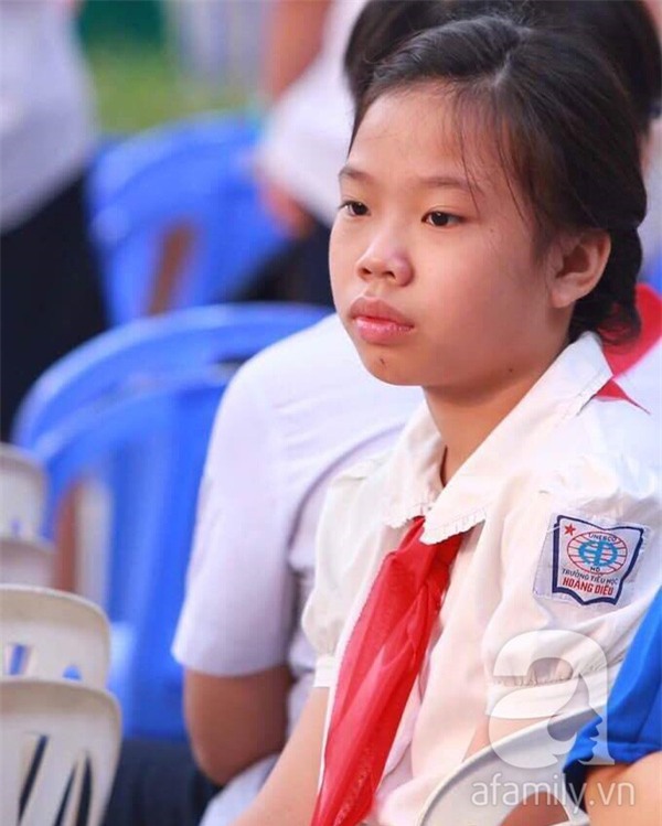 Vợ Trần Lập đưa con đi khai giảng