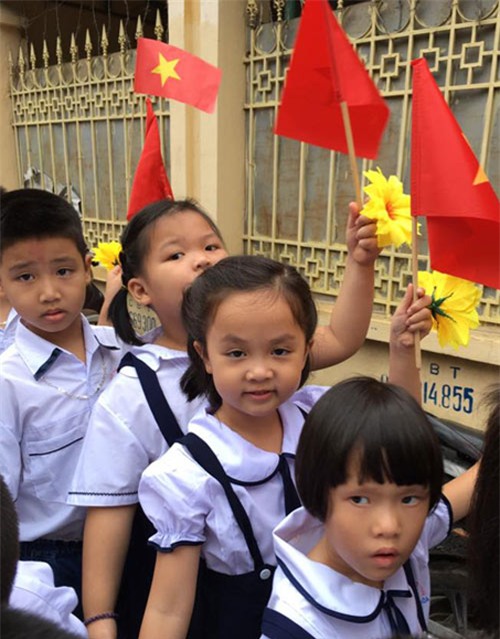 'sao me khong dua con den truong ngay khai giang?' - 1