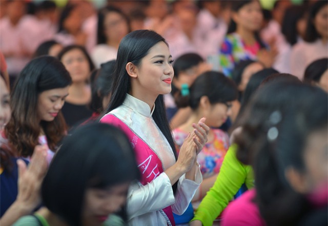 Á hậu Thanh Tú xinh xắn diện Áo dài, được đón tiếp nồng hậu khi quay về trường cũ - Ảnh 1.