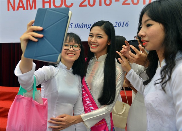 Á hậu Thanh Tú xinh xắn diện Áo dài, được đón tiếp nồng hậu khi quay về trường cũ - Ảnh 11.