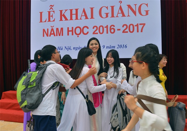 Á hậu Thanh Tú xinh xắn diện Áo dài, được đón tiếp nồng hậu khi quay về trường cũ - Ảnh 12.