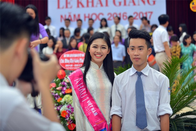 Á hậu Thanh Tú xinh xắn diện Áo dài, được đón tiếp nồng hậu khi quay về trường cũ - Ảnh 13.