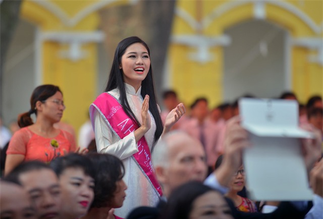 Á hậu Thanh Tú xinh xắn diện Áo dài, được đón tiếp nồng hậu khi quay về trường cũ - Ảnh 2.