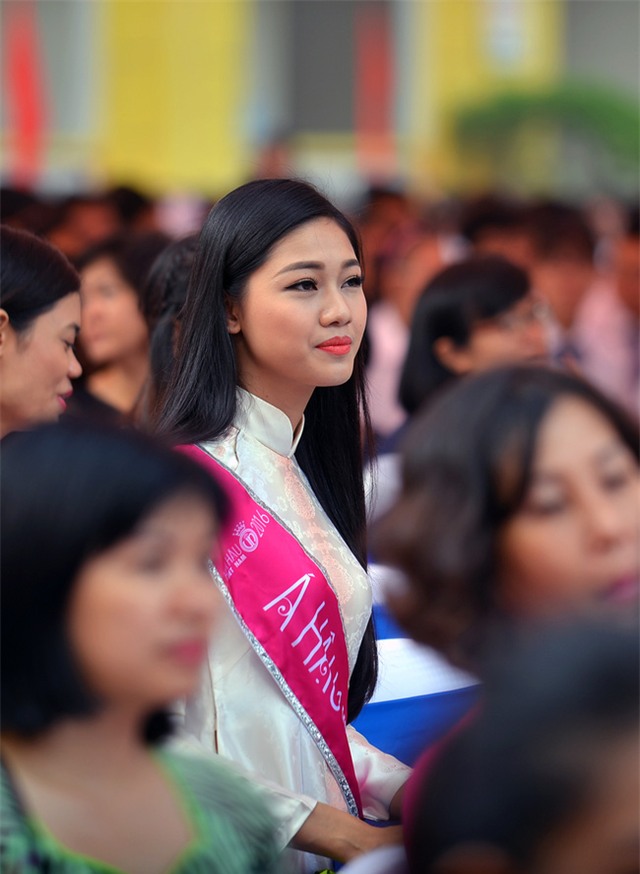 Á hậu Thanh Tú xinh xắn diện Áo dài, được đón tiếp nồng hậu khi quay về trường cũ - Ảnh 3.