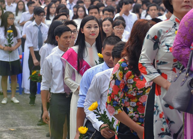 Á hậu Thanh Tú xinh xắn diện Áo dài, được đón tiếp nồng hậu khi quay về trường cũ - Ảnh 4.