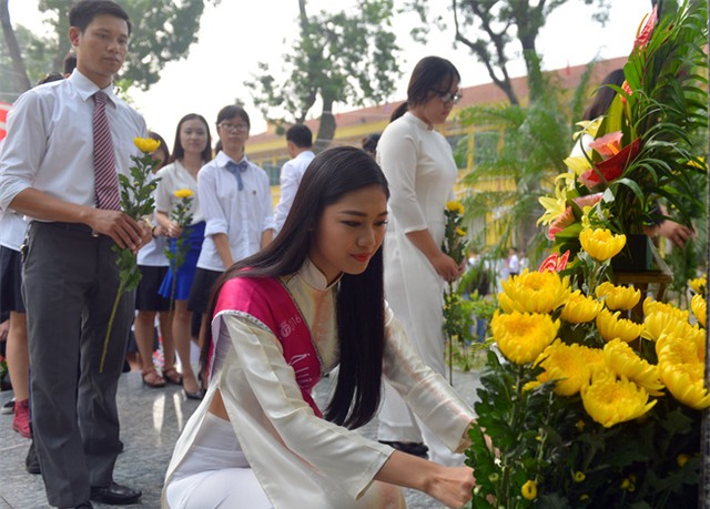 Á hậu Thanh Tú xinh xắn diện Áo dài, được đón tiếp nồng hậu khi quay về trường cũ - Ảnh 5.