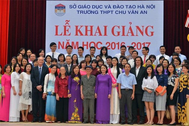Á hậu Thanh Tú xinh xắn diện Áo dài, được đón tiếp nồng hậu khi quay về trường cũ - Ảnh 6.