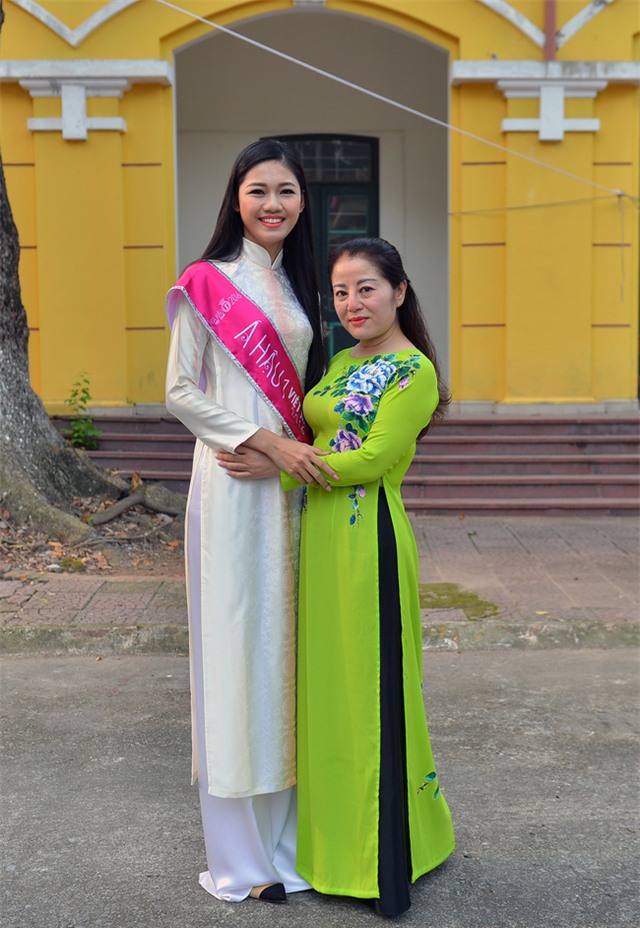Á hậu Thanh Tú xinh xắn diện Áo dài, được đón tiếp nồng hậu khi quay về trường cũ - Ảnh 7.