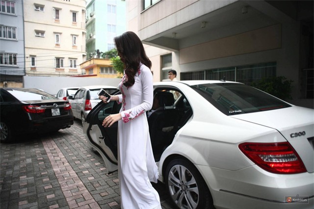 Hoa hậu Mỹ Linh rạng rỡ, hội ngộ Phùng Bảo Ngọc Vân khi về trường ĐH Ngọc Thương - Ảnh 1.