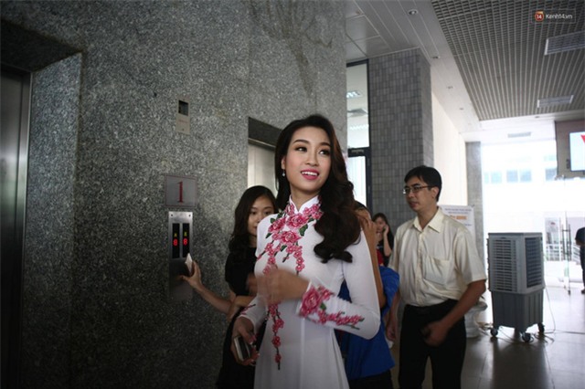 Hoa hậu Mỹ Linh rạng rỡ, hội ngộ Phùng Bảo Ngọc Vân khi về trường ĐH Ngọc Thương - Ảnh 2.