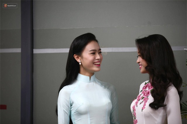 Hoa hậu Mỹ Linh rạng rỡ, hội ngộ Phùng Bảo Ngọc Vân khi về trường ĐH Ngọc Thương - Ảnh 4.