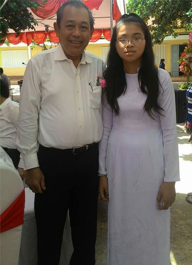 chuyen cam dong ve nu sinh ngheo tu choi chiec xe dap cua pho thu tuong hinh anh 1