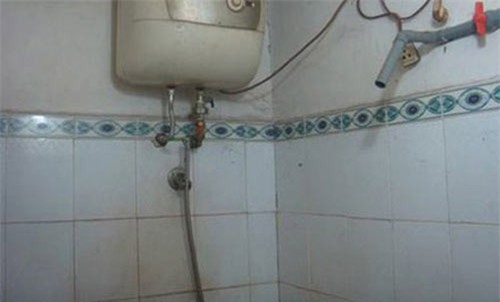 be gai bi dien giat tu vong trong nha tam hinh anh 1