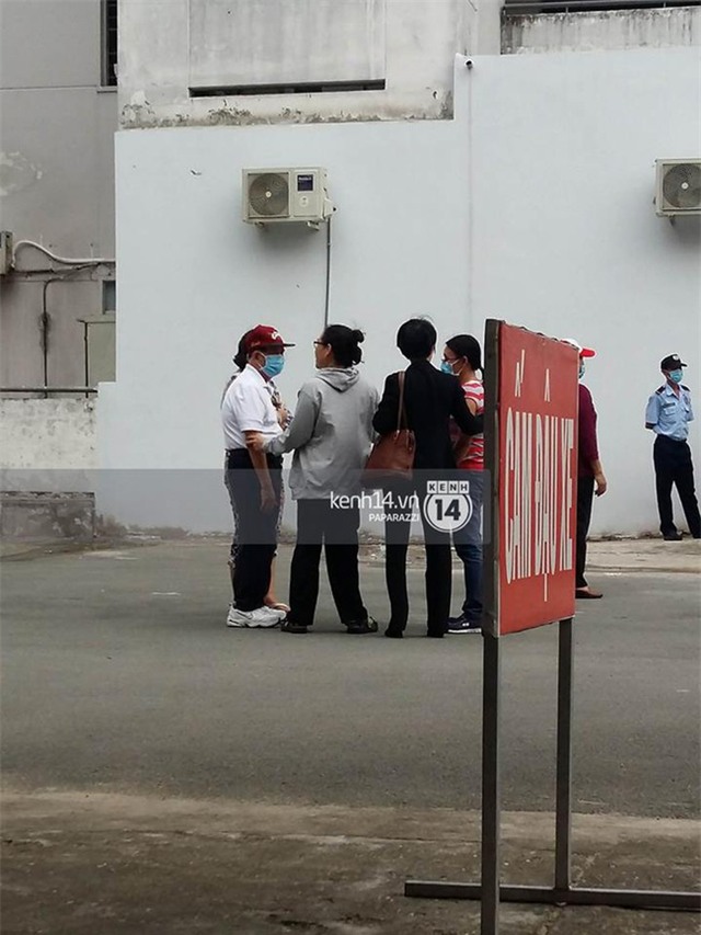 Bố Minh Thuận có mặt tại bệnh viện để theo dõi tình hình của con trai - Ảnh 1.