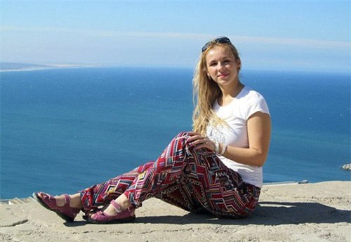 Cô gái bị điện giật chết vì sạc điện thoại trong nhà tắm - ảnh 1