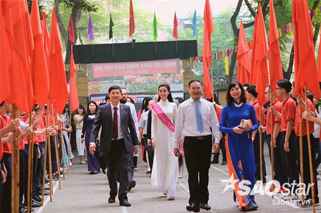 Sáng 5/9, đương kim Hoa hậu Việt Nam 2016 Đỗ Mỹ Linh đã về dự lễ khai giảng năm học mới tại trường THPT Việt Đức - Hà Nội.