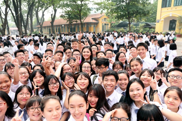 Trở về trường cũ, Thanh Tú được đông đảo các bạn học sinh trong trường chào đón, xin chụp ảnh cùng.