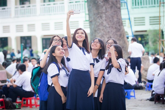 Thùy Dung cho biết, tuy rời xa trường hơn hai năm, nhưng từng nghi thức, từng lời chỉ dẫn của các thầy cô vẫn còn đọng lại như in trong đầu cô.