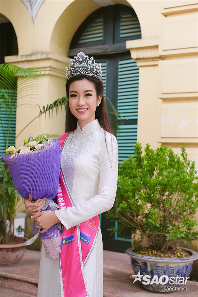 Mỹ Linh khá bồi hồi, xúc động khi về thăm lại trường cũ. Những kỷ niệm thời học sinh lại ùa về trong cô.