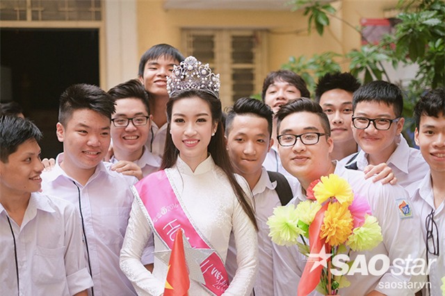 Sự xuất hiện của Hoa hậu Việt Nam 2016 đã thu hút rất đông các bạn học sinh trong trường.