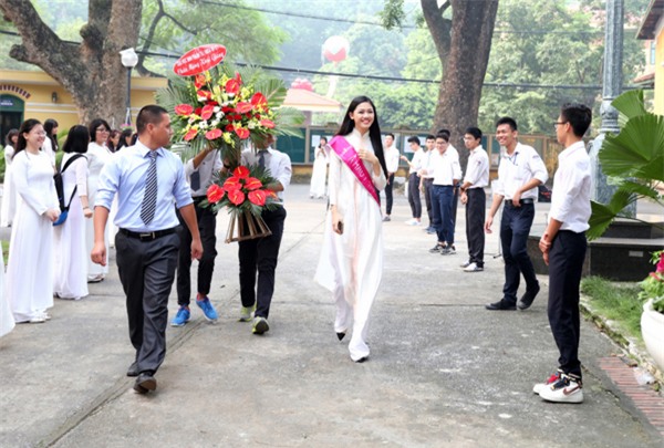 Cũng trong buổi sáng 5/9, Á hậu Thanh Tú diện áo dài trắng về trường cũ Chu Văn An (Hà Nội) để giao lưu nhân dịp khai giảng