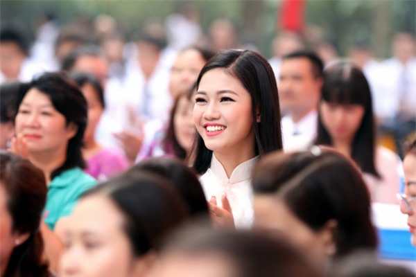 Cảm giác của tôi vẫn như 7 năm về trước khi còn là cô nữ sinh 16 tuổi bỡ ngỡ bước vào trường cấp 3. Lần này, được gặp gỡ thầy cô và cùng dâng hoa ở tượng đài cụ Chu Văn An, tôi cảm thấy rất vinh dự