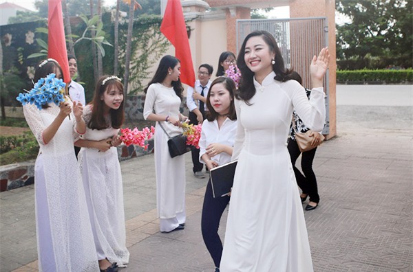 Cũng giống như các người đẹp Hoa hậu Việt Nam 2016, Phan Thu Ngân - Hoa hậu bản sắc Việt toàn cầu 2016 rạng rỡ trong tà áo dài trắng khai giảng của trường THPT Hồng Bàng, Hải Phòng.