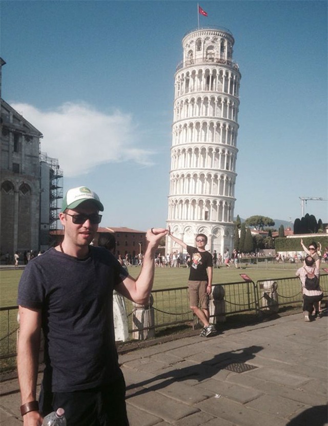 Đến quỳ anh chàng troll khách du lịch đang chụp ảnh với tháp nghiêng Pisa - Ảnh 4.