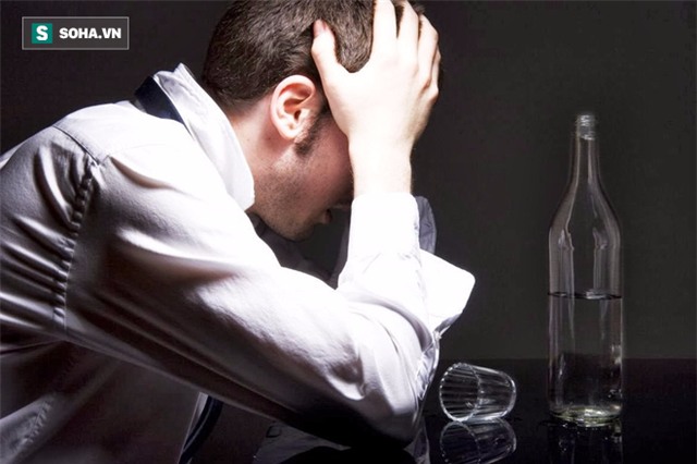 Tác hại kinh khủng của rượu khiến người uống phải tháo khớp háng - Ảnh 1.