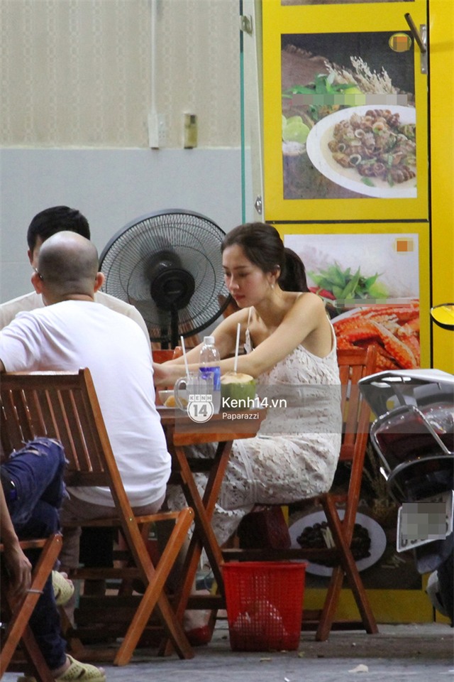 Hoa hậu Thu Thảo diện váy trắng, thoải mái ngồi ăn ốc trên lề đường - Ảnh 4.