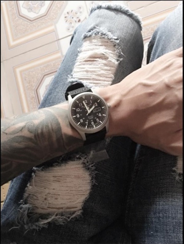 Nam thanh niên đăng lên trang cá nhân nói rằng mình đã tự mua chiếc đồng hồ này. (Ảnh: Internet)