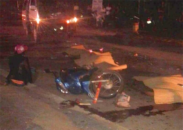 Chiếc xe máy thứ hai cũng bị xe khách đâm phải song người đi xe may mắn không bị thương.