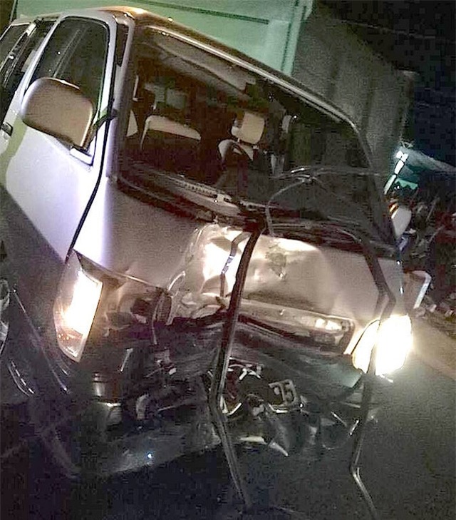 Chiếc xe khách 16 chỗ móp méo phần đầu.