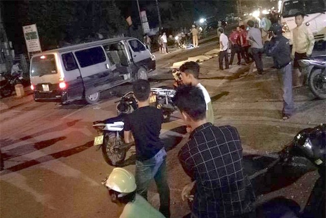 Người dân bàng hoàng sau vụ tai nạn thảm khốc.