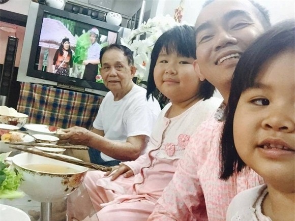 Năm nào bố Minh Thuận&nbsp;cũng về thăm con trai, đặc biệt là vào dịp mùa đông, vừa để tránh khí hậu lạnh bên Mỹ, vừa để cha con có thời gian sum vầy. - Tin sao Viet - Tin tuc sao Viet - Scandal sao Viet - Tin tuc cua Sao - Tin cua Sao