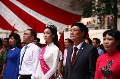 Cùng về thăm trường hậu đăng quang, Đỗ Mỹ Linh lại khác Kỳ Duyên đến thế này - Ảnh 13.