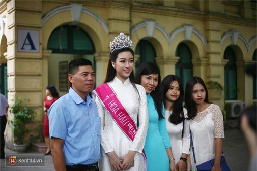 Cùng về thăm trường hậu đăng quang, Đỗ Mỹ Linh lại khác Kỳ Duyên đến thế này - Ảnh 18.