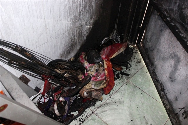 Nhiều đồ đạc trong phòng bị cháy đen