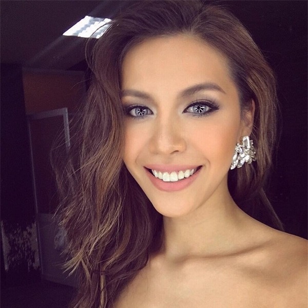 Việc lựa chọn kính hợp với cách trang điểm cũng rất quan trọng, nếu không cẩn thận hai thứ sẽ đấu đá nhau khiến gương mặt thiếu mất sự hài hoà. Minh Tú chọn đôi mắt màu ghi sáng quá ấn tượng so với khuôn mặt trang điểm gợi cảm thế này, nếu chọn đôi lens này thì thà cô không đeo còn thu hút và quyến rũ hơn. - Tin sao Viet - Tin tuc sao Viet - Scandal sao Viet - Tin tuc cua Sao - Tin cua Sao