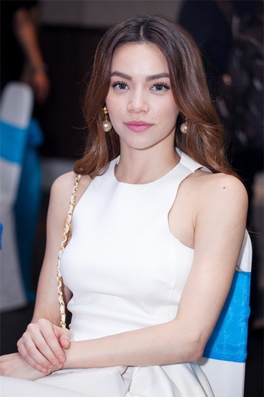 Đôi mắt được tô điểm thêm với kính áp tròng trở nên sắc nét và nổi bật hơn. Tuy nhiên, nếu khi chọn phong cách trang điểm nhẹ nhàng, người đẹp chọn màu lens tự nhiên thì sẽ hợp hơn nhiều. - Tin sao Viet - Tin tuc sao Viet - Scandal sao Viet - Tin tuc cua Sao - Tin cua Sao