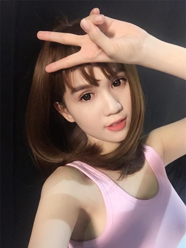 Nữ hoàng nội y khéo léo chọn kính màu đen hay nâu tự nhiên để đôi mắt trông vừa to tròn ngây thơ, lại vừa gợi cảm bí ẩn khiến người hâm mộ không thể nào cưỡng nổi. Ngay cả khi không trang điểm thì đôi mắt đeo lens cũng giúp gương mặt của Nữ hoàng nội y thêm trong trẻo và tươi tắn hơn hẳn. - Tin sao Viet - Tin tuc sao Viet - Scandal sao Viet - Tin tuc cua Sao - Tin cua Sao