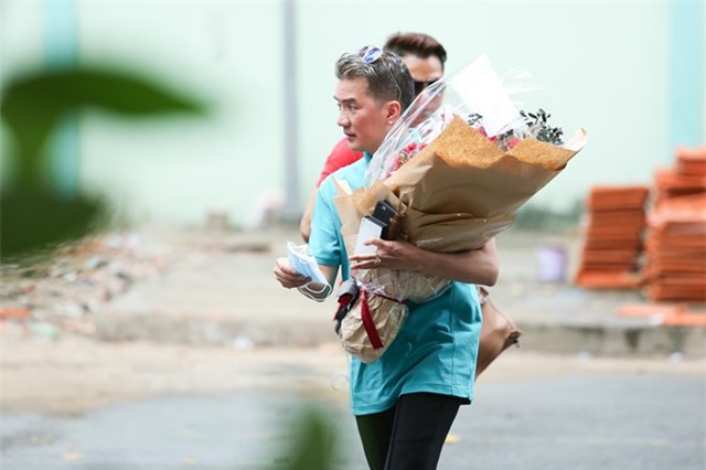 Mr. Đàm đến thăm Minh Thuận ngay khi từ Mỹ về Việt Nam - Ảnh 1.