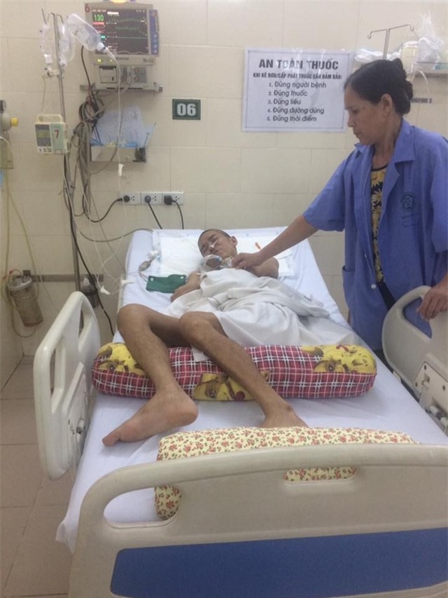 Anh Cao Văn Thêm đang nằm tại phòng cấp cứu - khoa truyền nhiễm (ảnh gia đình cung cấp)