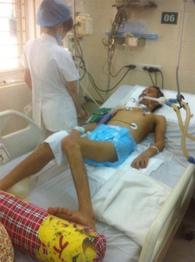 Bác sỹ theo dõi, điều trị (ảnh gia đình cung cấp)