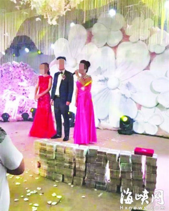 Nhà trai mang hẳn 20 tỷ tiền mặt lên sân khấu tặng cô dâu nhân ngày cưới - Ảnh 1.
