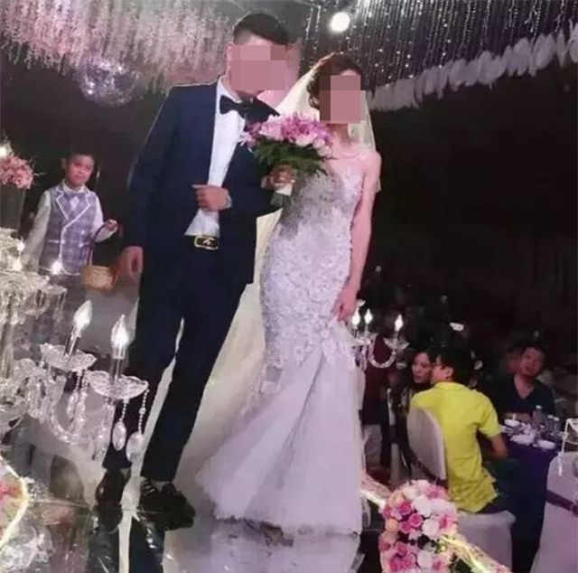 Nhà trai mang hẳn 20 tỷ tiền mặt lên sân khấu tặng cô dâu nhân ngày cưới - Ảnh 4.