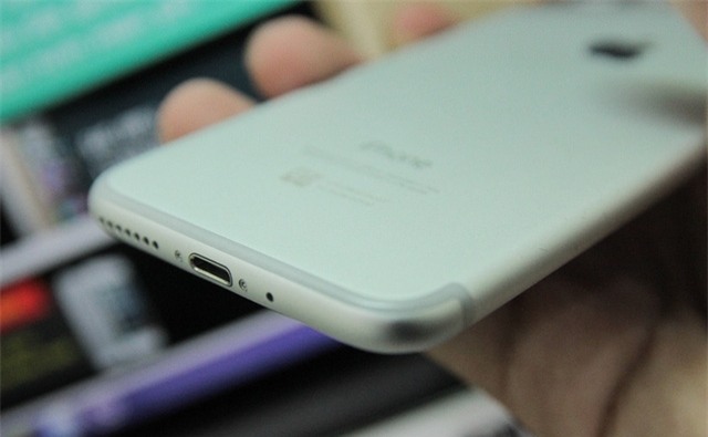 Hình ảnh iPhone 7 tại Việt Nam, vẫn sử dụng cổng kết nối lightning nhưng loại bỏ lỗ cắm tai nghe 3.5mm