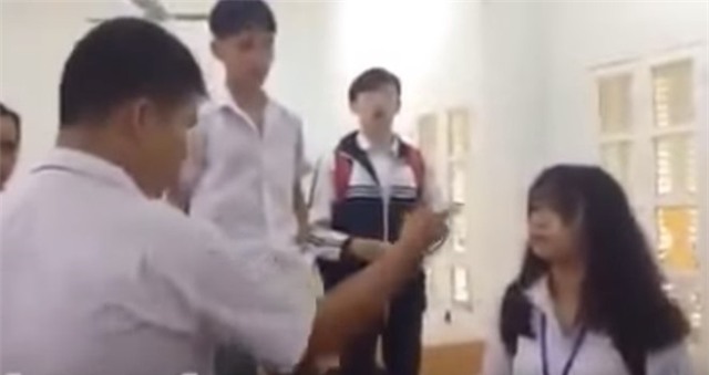 Nam sinh Son La tat ban gai trong lop hoc gay phan no hinh anh 1