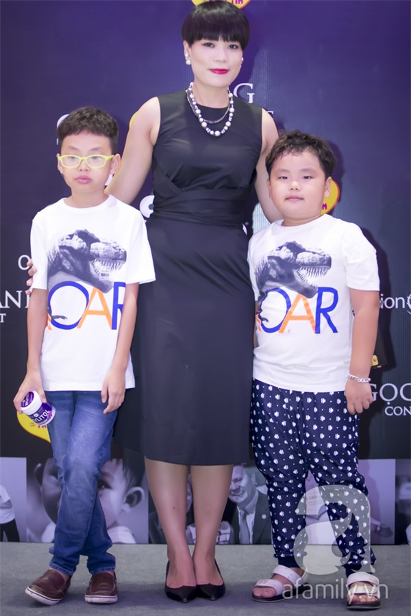 Bà xã quyền lực âm thầm đưa hai con đến ủng hộ Xuân Bắc